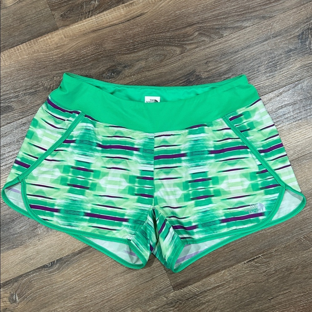 THE NORTH FACE women’s flash dry pull on short lined with back zip pocket green